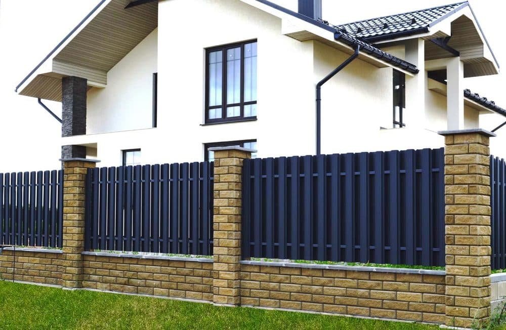 Забор для частного дома: Популярные решения в 2025 году