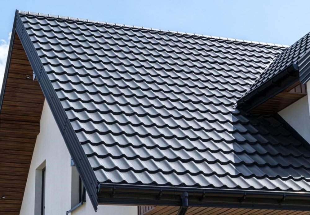 Металлочерепица или профнастил: что лучше для крыши?