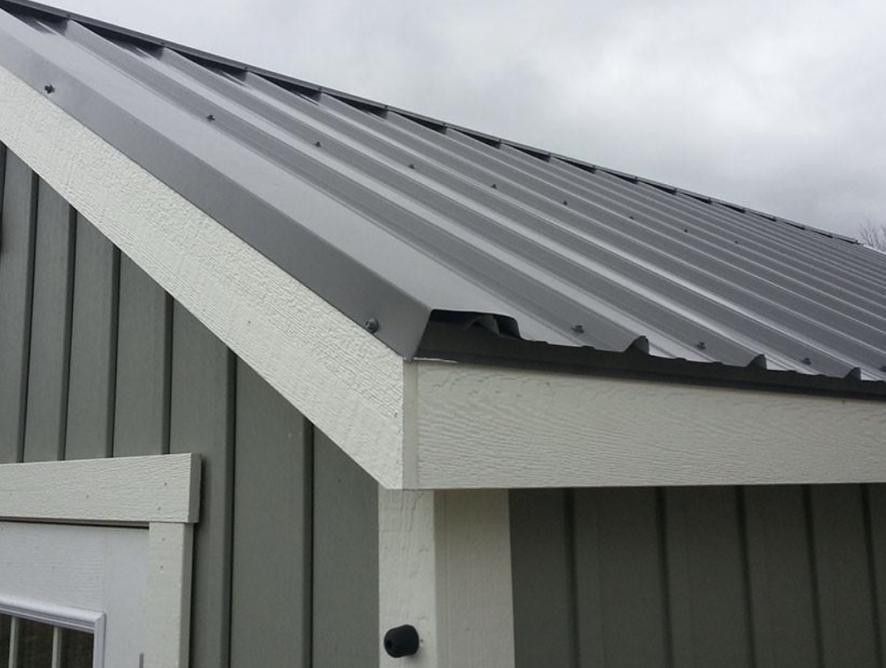 Металлочерепица или профнастил: что лучше для крыши?